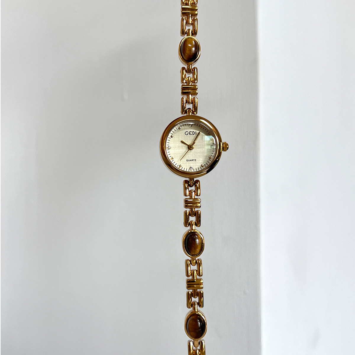 GEDI Luxury Gold Women Watches - مراجعة Luxury Watch With Green Dial وسعره