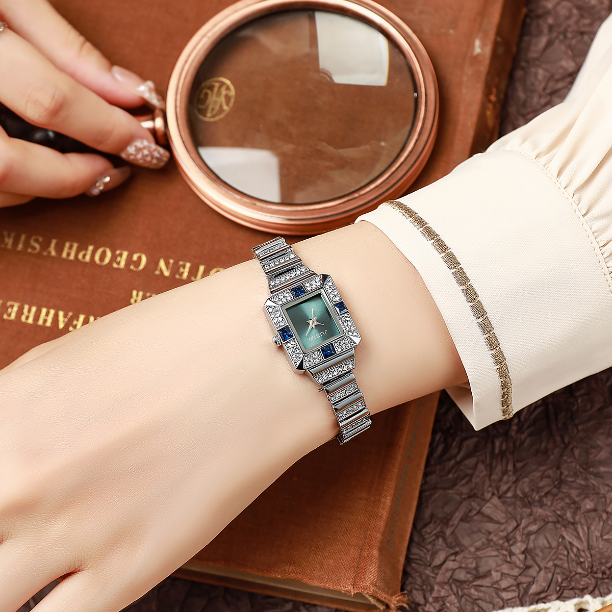 Luxury Gemstone Square Women's - مراجعة Luxury Watch With Green Dial وسعره