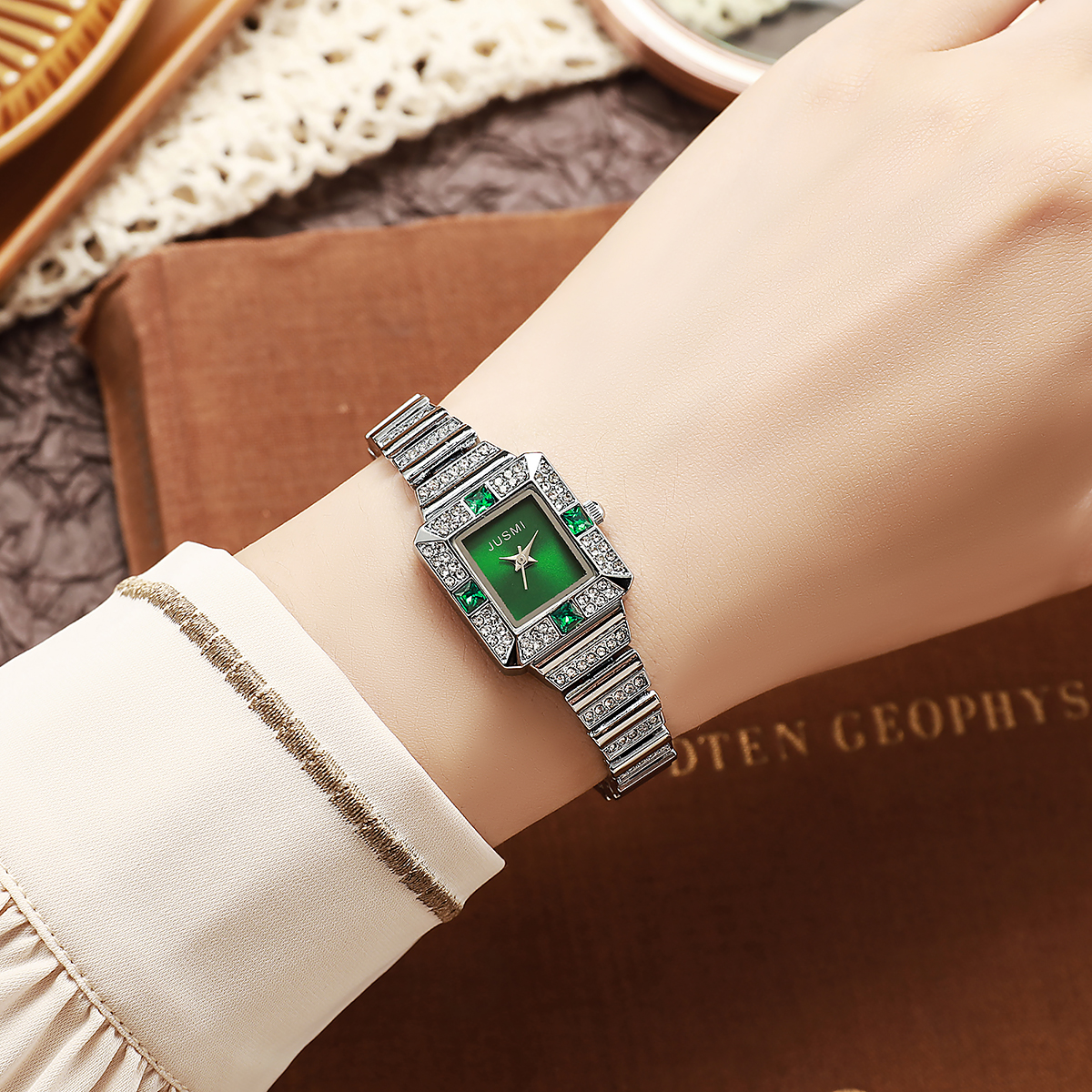 Luxury Gemstone Square Women's - مراجعة Luxury Watch With Green Dial وسعره