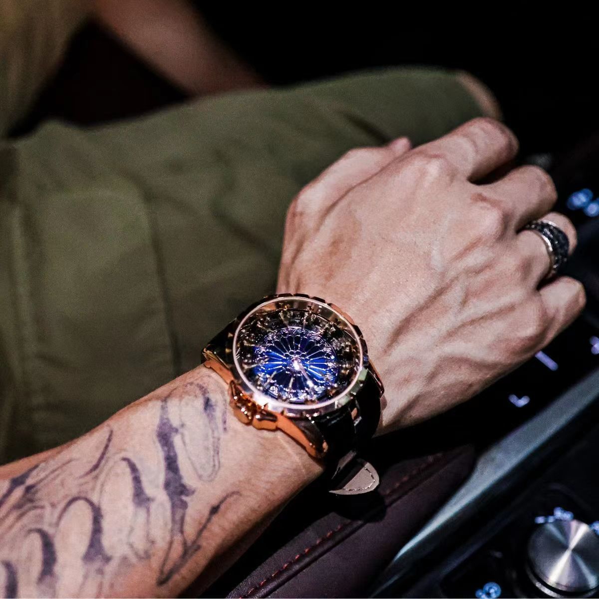 Top-Tier Luxury and Elegant Me - مراجعة Luxury Watch Tier وسعره