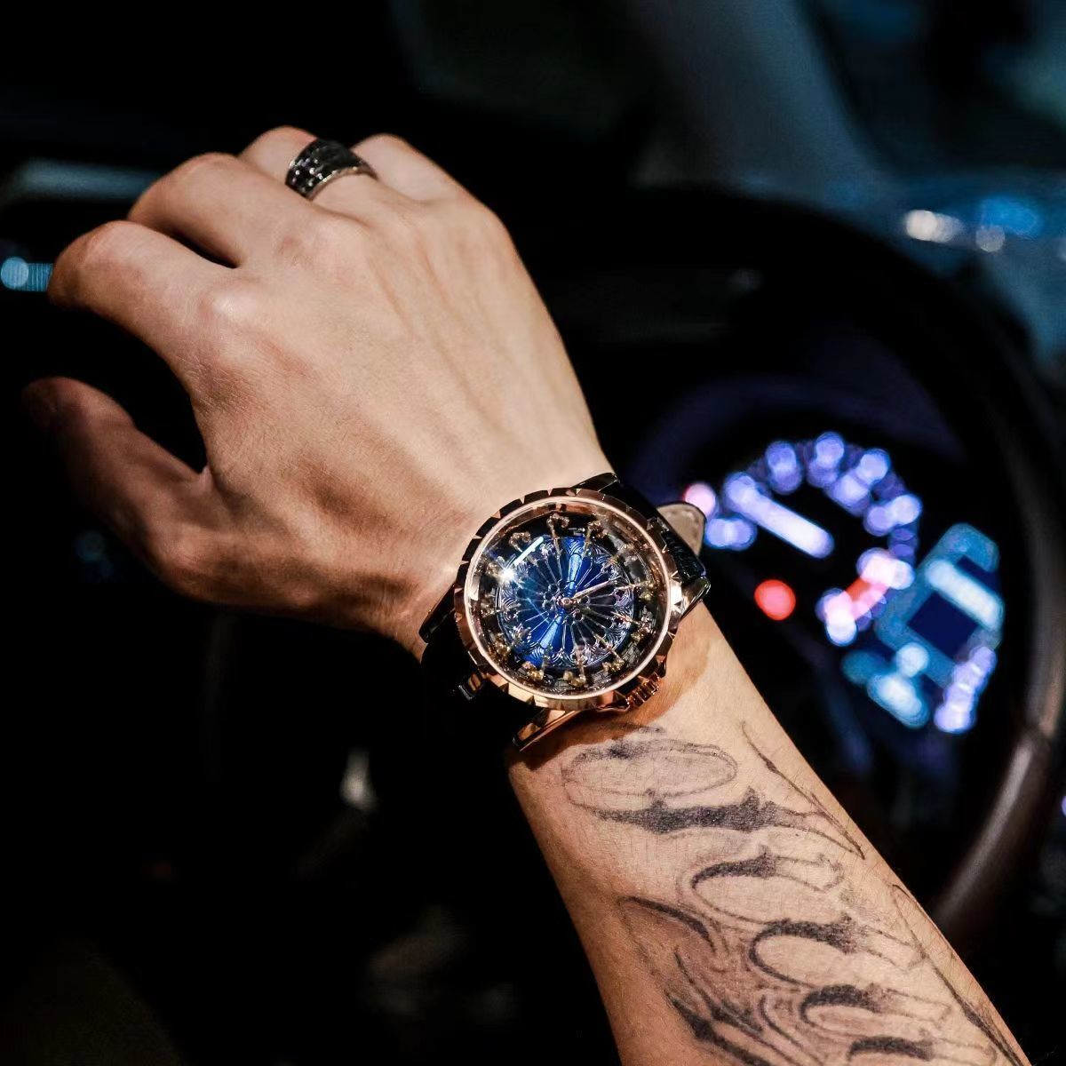 Top-Tier Luxury and Elegant Me - مراجعة Luxury Watch Tier وسعره